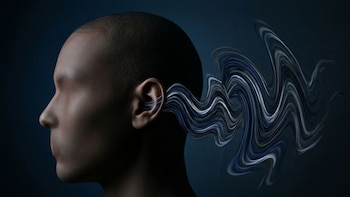 Primer plano de una cabeza genérica de perfil sobre un fondo azul oscuro, con ondas abstractas azules y plateadas que emanan del oído