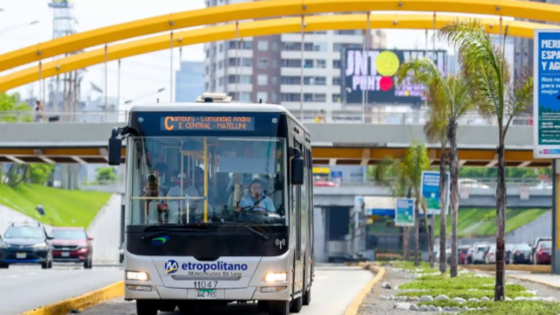 La demanda adicional de transporte en feriados lleva a los usuarios a estar atentos a posibles cambios en los horarios habituales - Créditos: Andina.