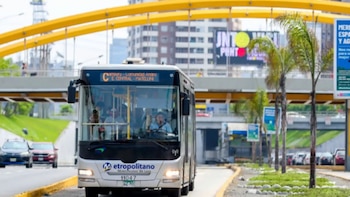 La demanda adicional de transporte en feriados lleva a los usuarios a estar atentos a posibles cambios en los horarios habituales - Créditos: Andina.