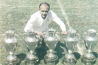 Alfredo Di Stéfano con las copas de Europa. Un ranking publicado por la FIFA en 2004 lo situó entre los cuatro mejores jugadores del Siglo XX (Redes)