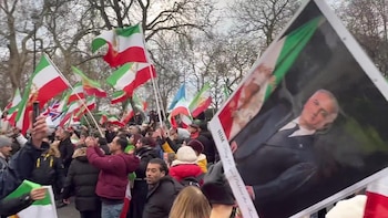 Personas se manifiestan frente a