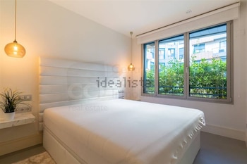 El único dormitorio de la vivienda contaba con amplios ventanales. (Idealista)