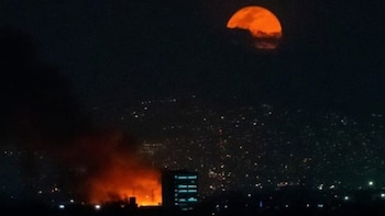 El siniestro fue visible desde distintas zonas aledañas de la alcaldía Iztapalapa. (Twitter/@mike_nunez5)