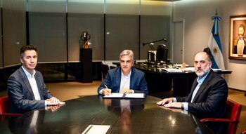 El jefe de Gabinete cordobés, Manuel Calvo; el gobernador Martín Llaryora; y el ministro de Economía cordobés, Guillermo Acosta (X: @MartinLlaryora)