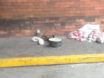 El hallazgo incluyó un costal blanco abandonado con detonadores eléctricos, cordón detonante y mecha de seguridad entre los objetos decomisados - crédito Policía