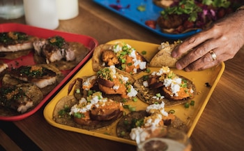 Restaurantes de Los Ángeles destacan por fusionar tradiciones culinarias y adaptarlas al paladar multicultural de la ciudad, consolidando una identidad gastronómica única (Flux Branding)