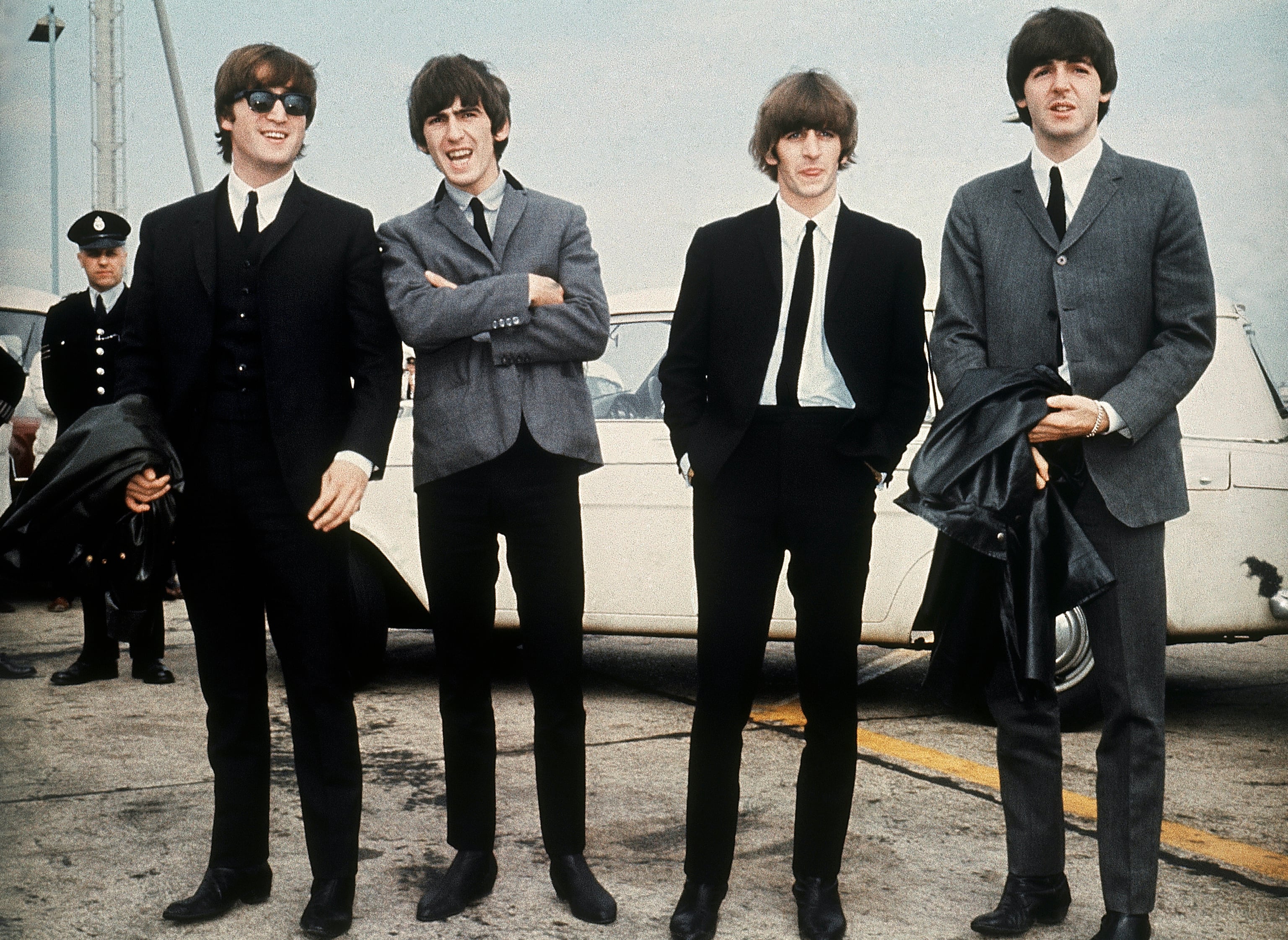 John Lennon, George Harrison, Ringo Starr y Paul McCartney a su llegada a Liverpool, Inglaterra, el 10 de julio de 1964, para el estreno de su película