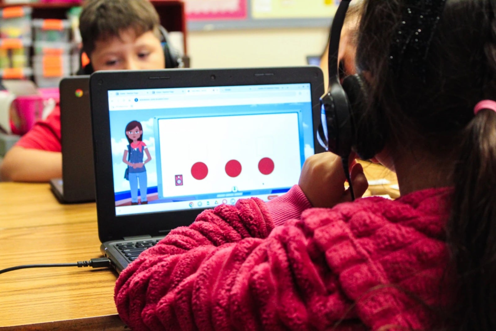 Mientras la adopción de la IA en educación crece, algunos sistemas educativos apuestan por métodos tradicionales tras detectar caídas en la concentración (WWNO/Amira)