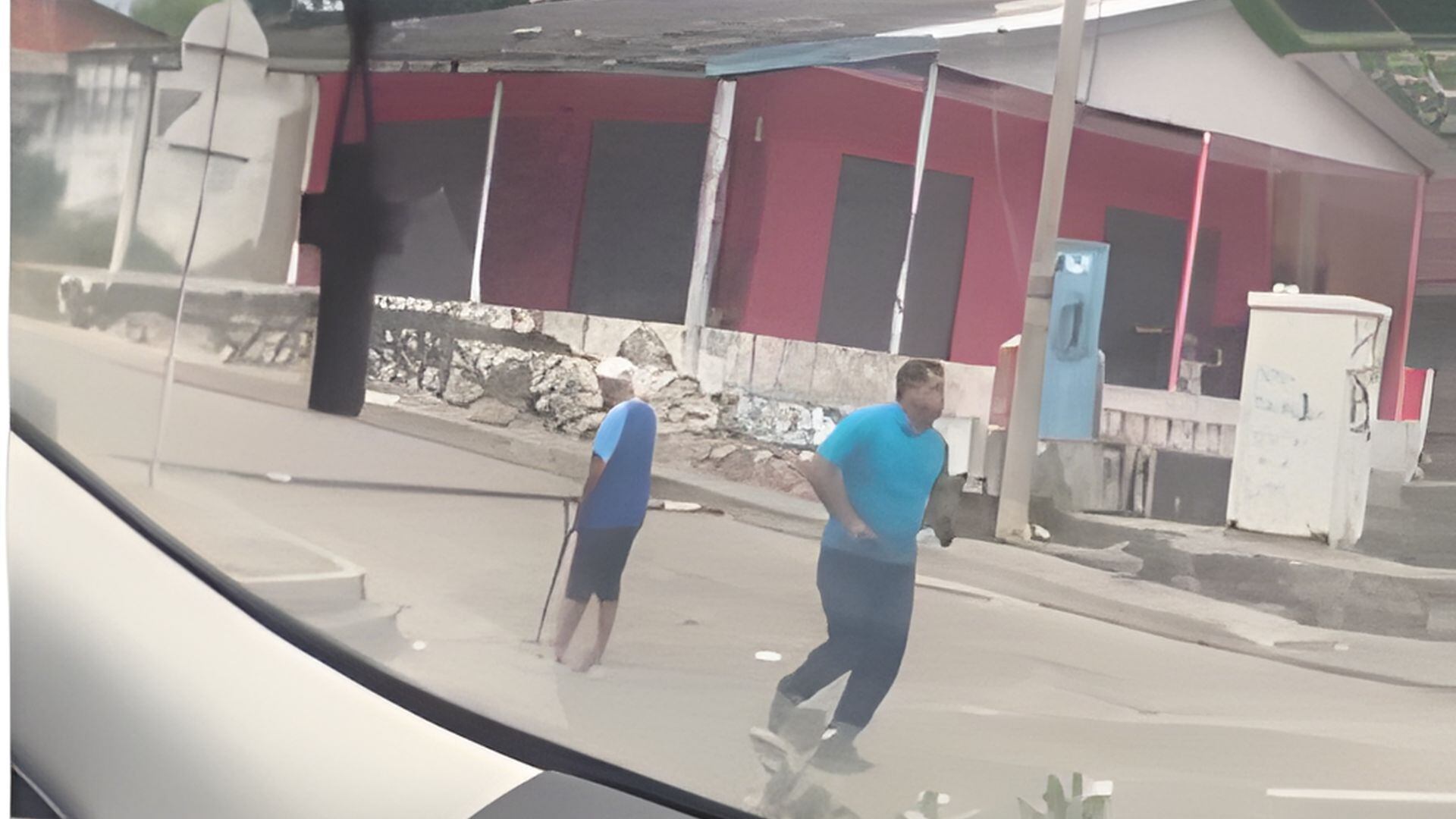 El conductor de un bus ayudó a un adulto mayor a cruzar la calle - crédito redes sociales