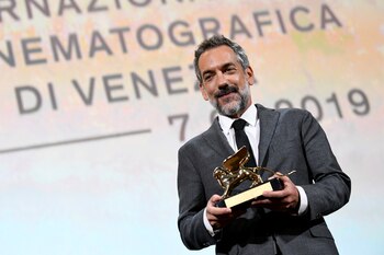 El director Todd Phillips posa tras ganar el León de Oro a la mejor película. (REUTERS)