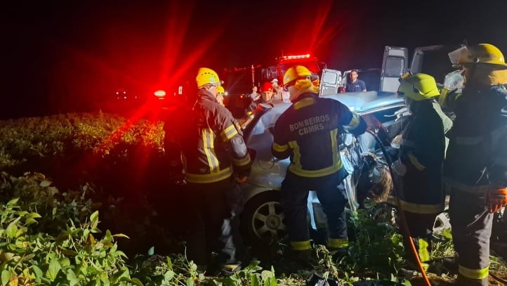 La Policía Rodoviária Estadual investiga la maniobra de adelantamiento que habría provocado la colisión frontal en la carretera de Casca (Servicio Auxiliar Civil de Bomberos de Casca)