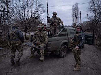 En esta foto proporcionada por el servicio de prensa de la 93ra Brigada Mecanizada Separada Kholodnyi Yar, soldados en un punto de recogida antes de dirigirse a sus puestos en el frente cerca de Kostyantynivka, en la región de Donetsk, Ucrania, el martes 17 de febrero de 2026. (Iryna Rybakova/Servicio de prensa de la 93ra Brigada Mecanizada Separada Kholodnyi Yar de Ucrania via AP)