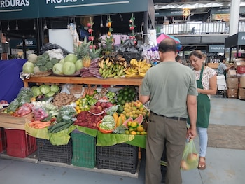 Vendedores del mercado San Miguelito exhiben frutas importadas, cuya demanda se reduce por los altos precios y la preferencia por productos locales./ (Roxana Lemus)