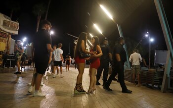 Oficiales de policía con máscaras