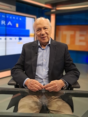 Ernesto Navarro Marín, infectólogo, durante su participación en el programa Frente a Frente, donde abordó los desafíos de la inteligencia artificial en la medicina salvadoreña (Cortesía: Frente a Frente).