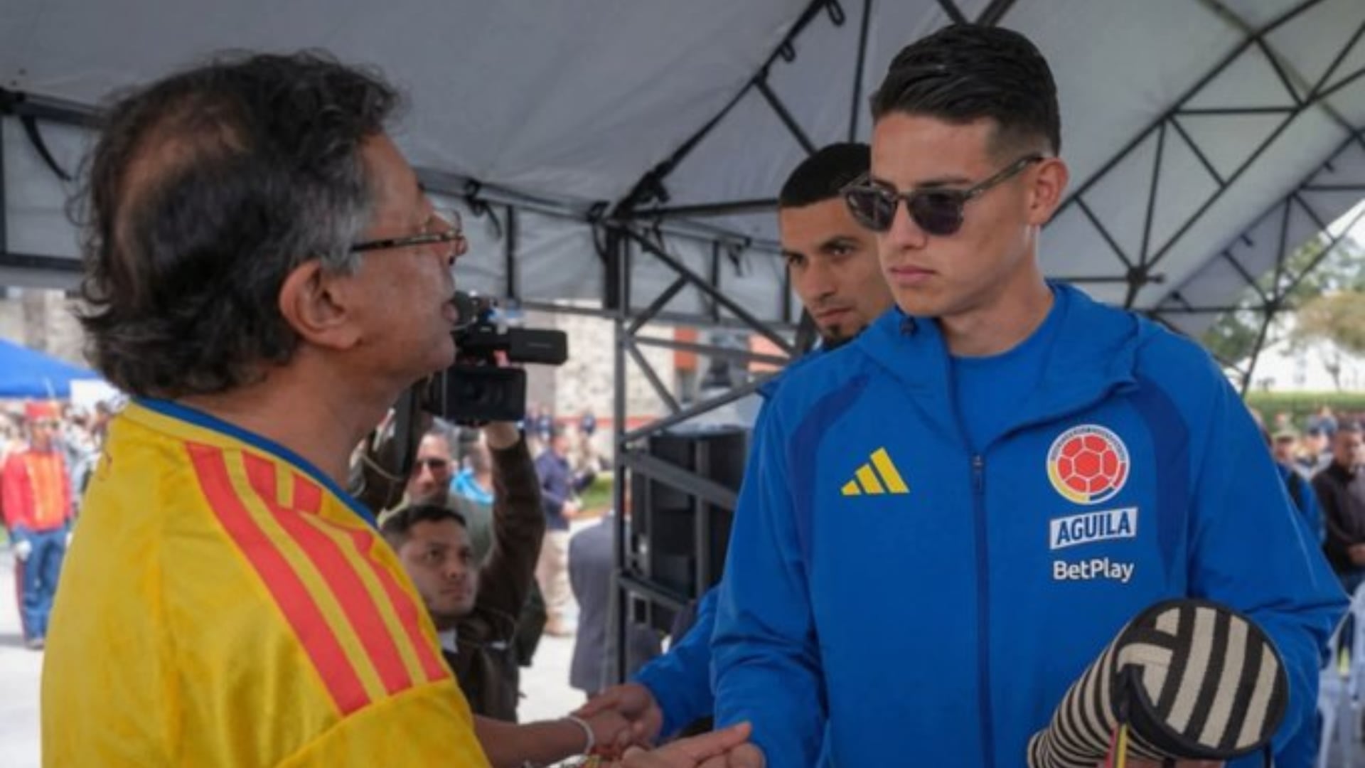 La selección Colombia recibió el pabellón nacional previo a viajar a Estados Unidos para disputar la Copa del Mundo - crédito Gustavo Petro