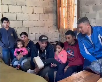 Juan pablo muestra la zapatilla