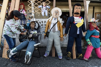 Una mujer arregla una muñeca