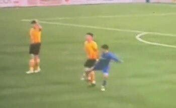 Dura patada en el partido