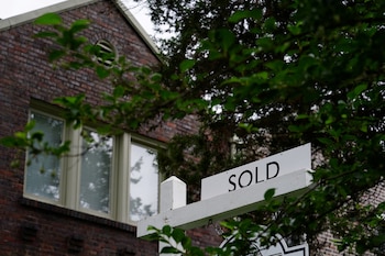 El acceso a la primera vivienda en Estados Unidos se encareció desde la pandemia, con un precio promedio que pasó de USD 256.000 en 2019 a USD 344.000 en 2026 (REUTERS/Sarah Silbiger/File Photo)