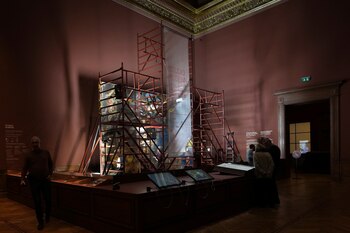 Visitantes observan a restauradoras de