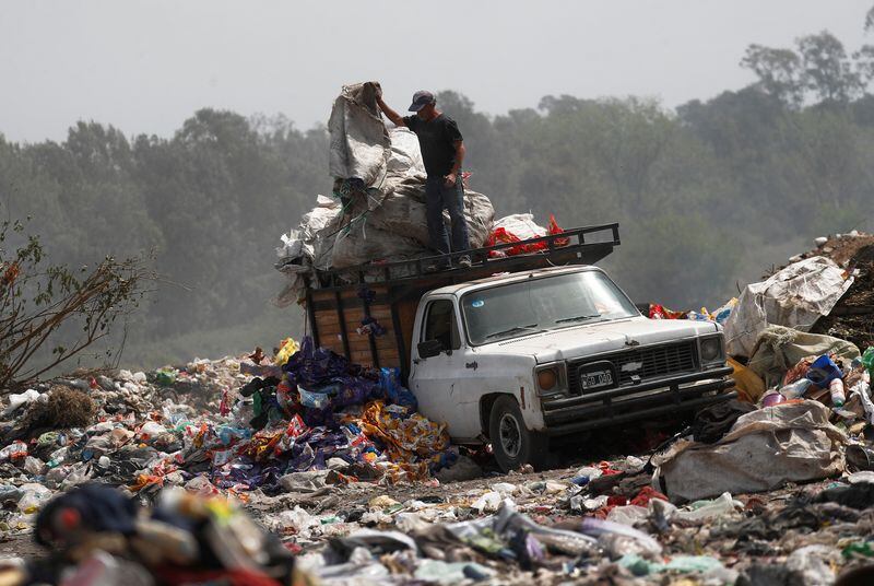 Un reciclador de basura busca cartones, plásticos y metales (REUTERS/Agustín Marcarian)
