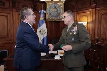 Concluye visita del jefe del Comando Sur en Guatemala tras reunirse con el presidente Bernardo Arévalo