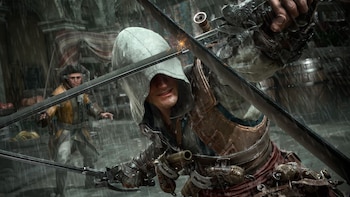 Un hombre encapuchado con espadas cruzadas y una chispa en la hoja, bajo la lluvia. Al fondo, otro hombre con sombrero de tricornio