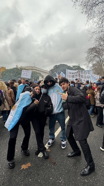 Lali Espósito participó en la marcha en el Congreso contra la Ley de Tierras junto a Dillom