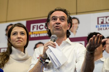 El candidato presidencial colombiano de centro derecha, Federico Gutiérrez, da una entrevista después de quedar tercero en la primera vuelta de las elecciones presidenciales en Colombia. 29 de mayo de 2022. Foto: REUTERS/Luisa González