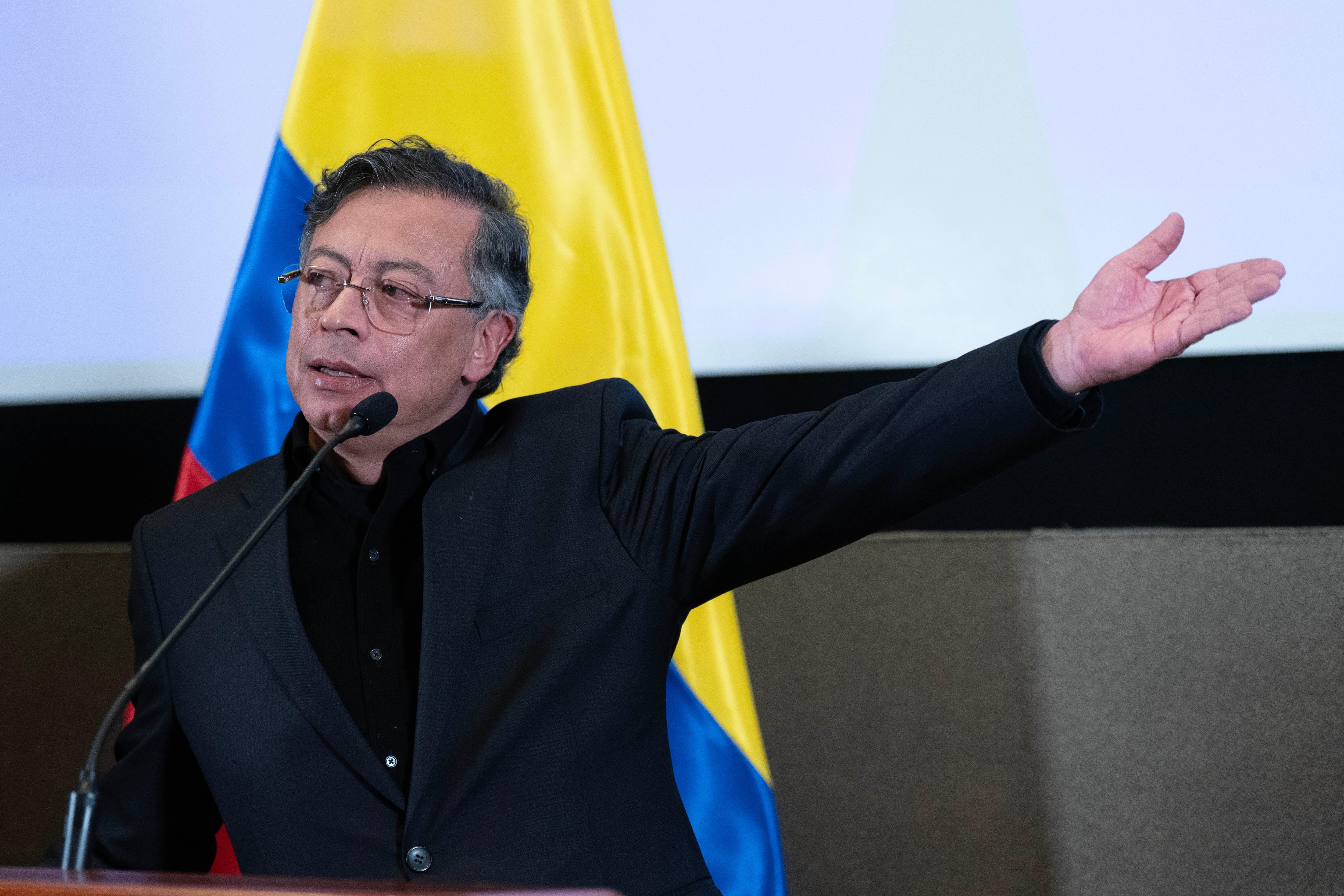 El presidente Gustavo Petro anunció la expedición de un decreto transitorio para garantizar un salario mínimo vital mientras se aclara la situación jurídica - crédito José Luis Magaña/AP