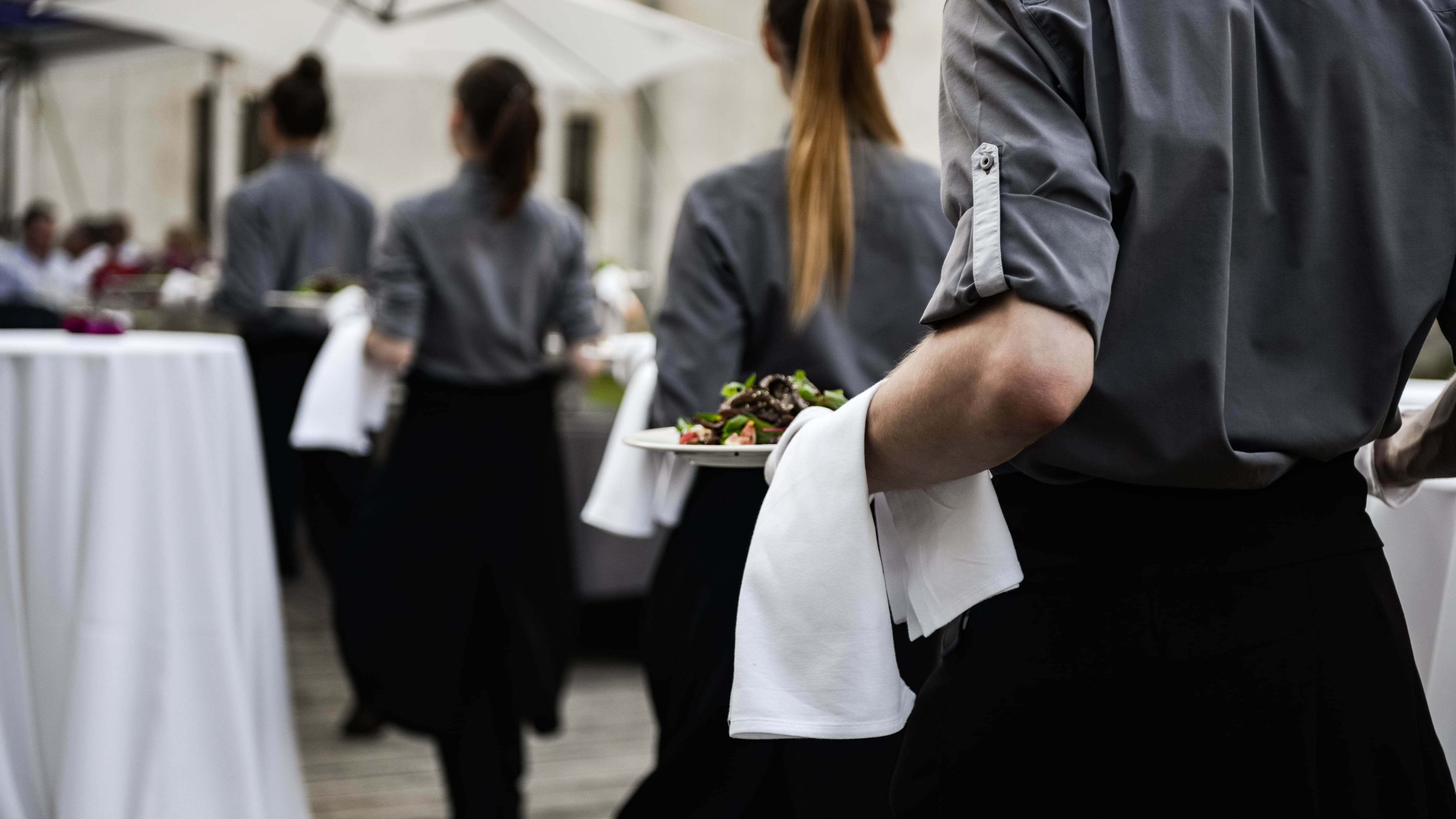 La Cámara de Apelación de Lomas de Zamora confirmó en lo principal la condena contra una empresa de eventos por deficiencias en una fiesta de 15 años. (Foto de archivo: sigiuz/Shutterstock)
