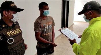 Policía le lee la orden