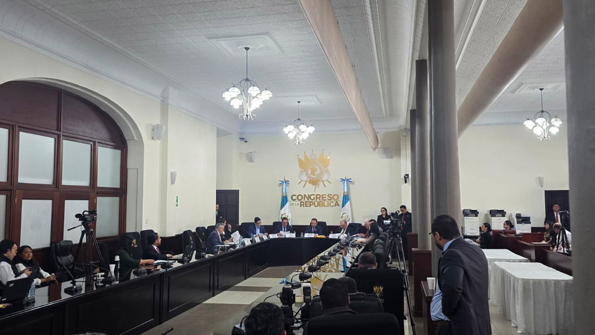 Miembros de la Comisión de Postulación presentan la nómina de candidatos a magistrados para el Tribunal Supremo Electoral en una sesión en el Congreso de la República de Guatemala.