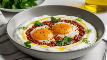 La receta de huevos turcos perfecta para desayunar: un plato fácil, vistoso y diferente