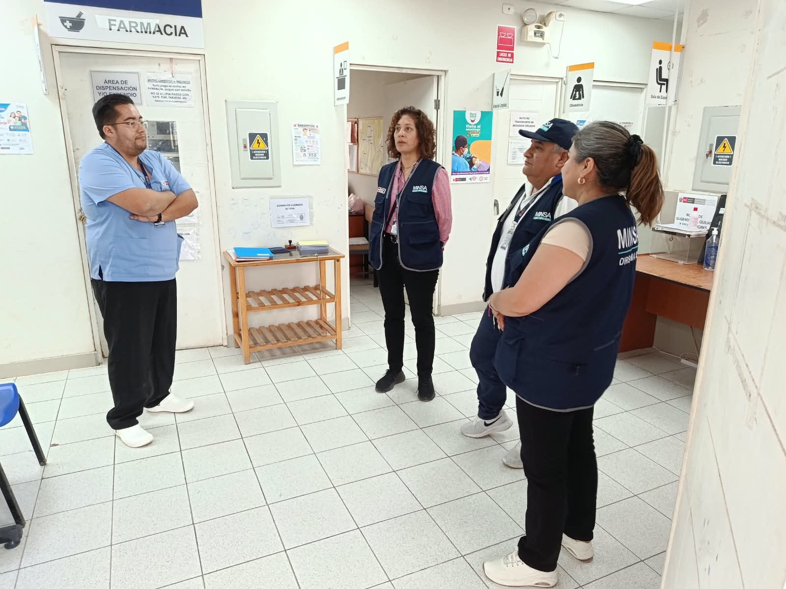 Especialistas del Ministerio de Salud supervisan un centro médico en Pachacámac para prevenir riesgos asociados al Fenómeno El Niño en Lima Sur. (Foto: Minsa)