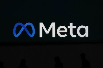 Meta sigue eliminando más empleos en medio de su estragia de implementación de IA. (AP Foto/Jeff Chiu/Archivo)