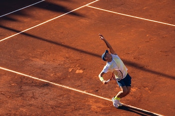 Sebastián Báez sirve sobre el