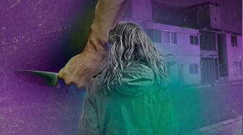 Vista trasera de una persona con cabello largo y chaqueta caminando por una calle. Detrás, una mano sostiene un cuchillo. Edificios urbanos se ven al fondo, con un filtro púrpura y verde.