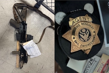 Un fusil con correa junto a una regla y una tarjeta, y una placa metálica con forma de estrella sobre una mesa