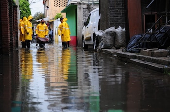 Trabajadores de la demarcación y de protección civil trabajan en el desazolve de las tuberias y hogares. FOTO: DANIEL AUGUSTO /CUARTOSCURO.COM
