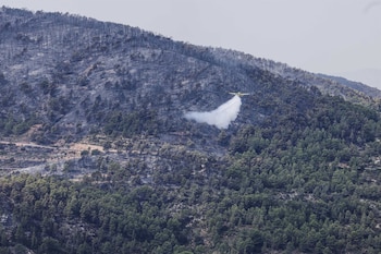 16/09/2026 Un avión trabaja en las labores de extinción del incendio forestal, a 16 de septiembre de 2026, en Tuéjar, Valencia, Comunidad Valenciana (España). El incendio declarado en la tarde de este martes, 15 de septiembre, en la localidad valenciana de Tuéjar ha evolucionado "favorablemente" durante la noche, pero sigue activo y los trabajos ahora se centran en evitar que pase al oeste del pantano pendientes de la tormenta que entrará esta tarde y la evolución del viento, que puede ser errático y con rachas de entre 50 a 80 kilómetros por hora.
POLITICA
Rober Solsona - Europa Press