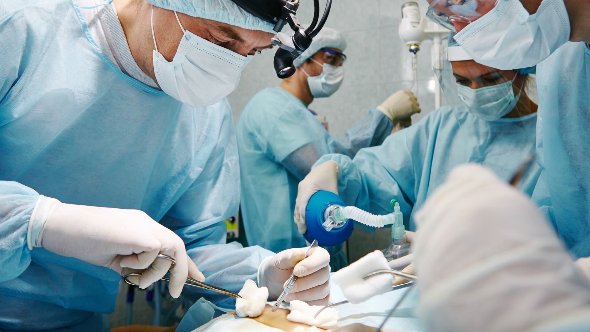 La actriz tuvo que someterse a varias cirugías para retirar el plástico que había sido inyectado en sus glúteos, por parte de un profesional de la salud negligente - crédito Canva