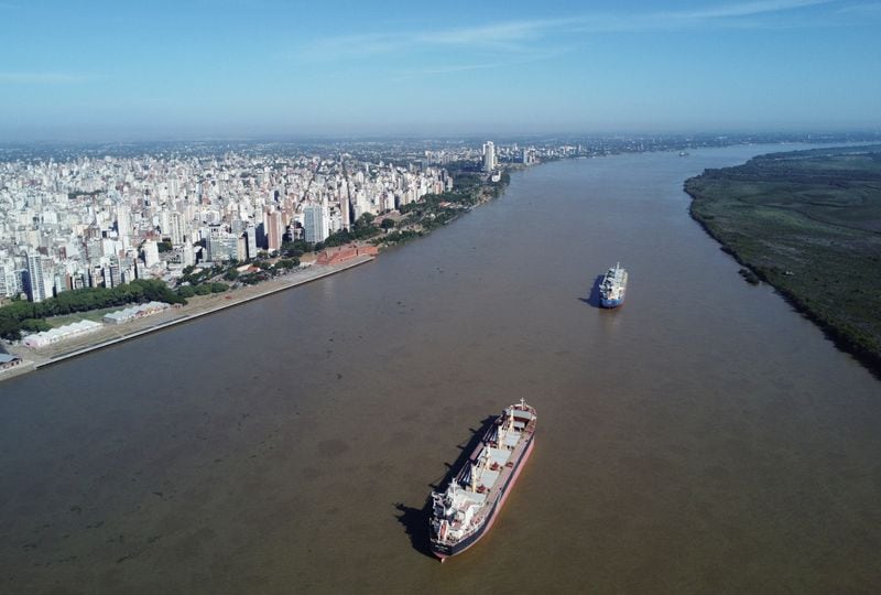 La concesión de la VNT contempla 25 años de operación, sin respaldo estatal para los riesgos comerciales, e incluye tareas de dragado, señalización y modernización tecnológica. (Reuters)