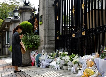 Flores en la sede de la embajada del Reino Unido en Tokio (REUTERS/Kim Kyung-Hoon)