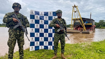 Fuerza pública propinó duro golpe a la minería ilegal en los ríos Nechí y Cauca: destruyeron 25 dragas y maquinaria por $73.000 millones