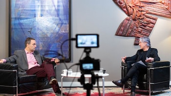 Los detalles de los contratos que la productora del amigo de Adorni firmó con la TV Pública