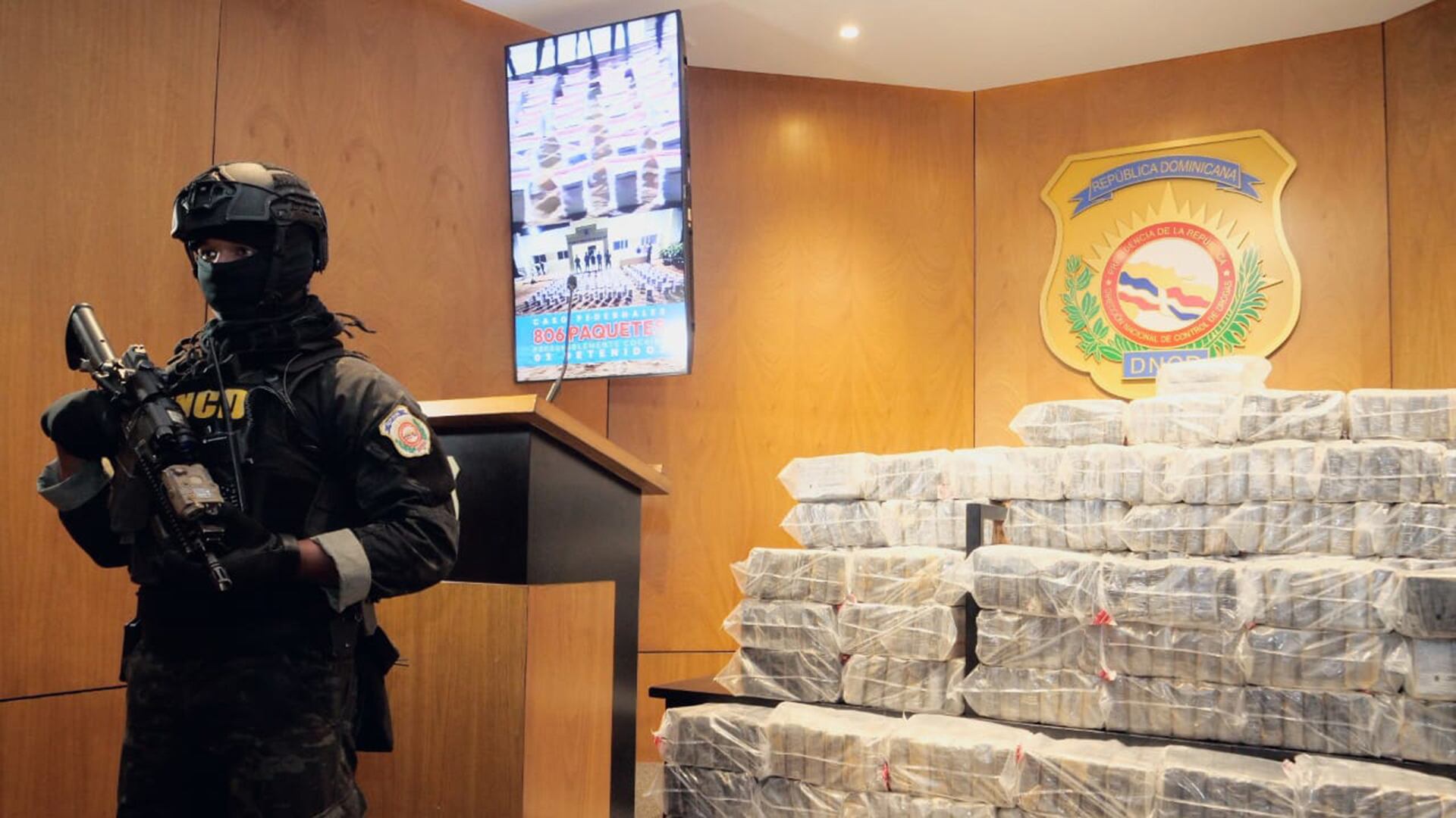 Las autoridades de la República Dominicana abordaron una lancha con un cargamento de 806 paquetes de cocaína en las costas de la provincia de Pedernales (EFE/Dirección Nacional de Control de Drogas de la República Dominicana (DNCD)