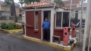 Orlando Guerra, venezolano que debe seguir trabajando porque la pensión es insuficiente (Infobae)