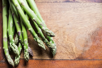 Espárragos verdes, una hortaliza baja